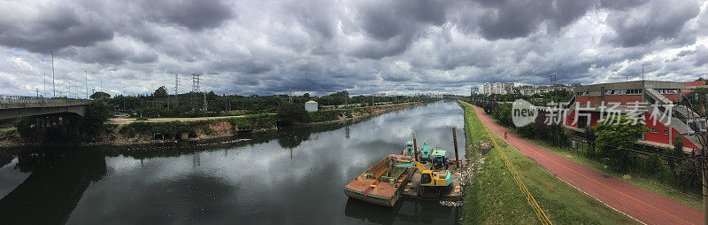 Pinheiros河全景图，São Paulo。垃圾与休闲并列